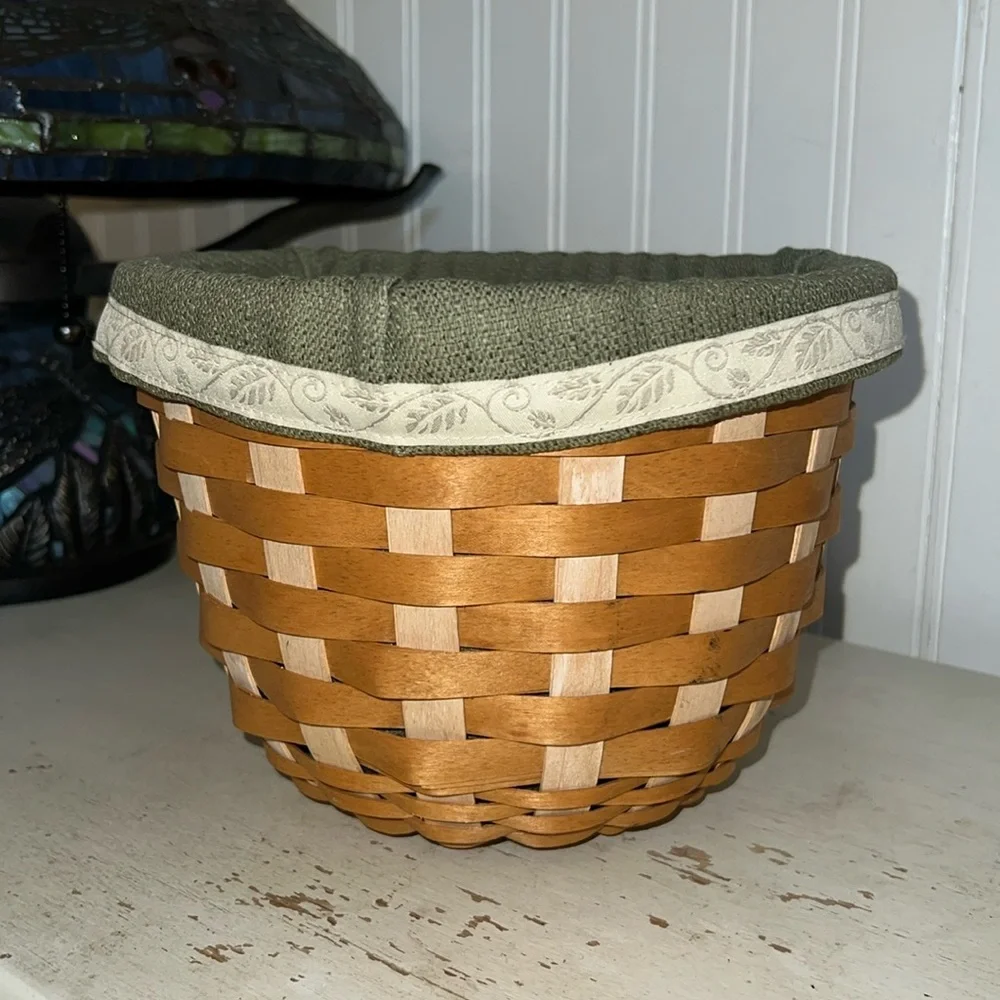 2009 Round Longaberger basket with fabric liner 8.5” t x 8” w